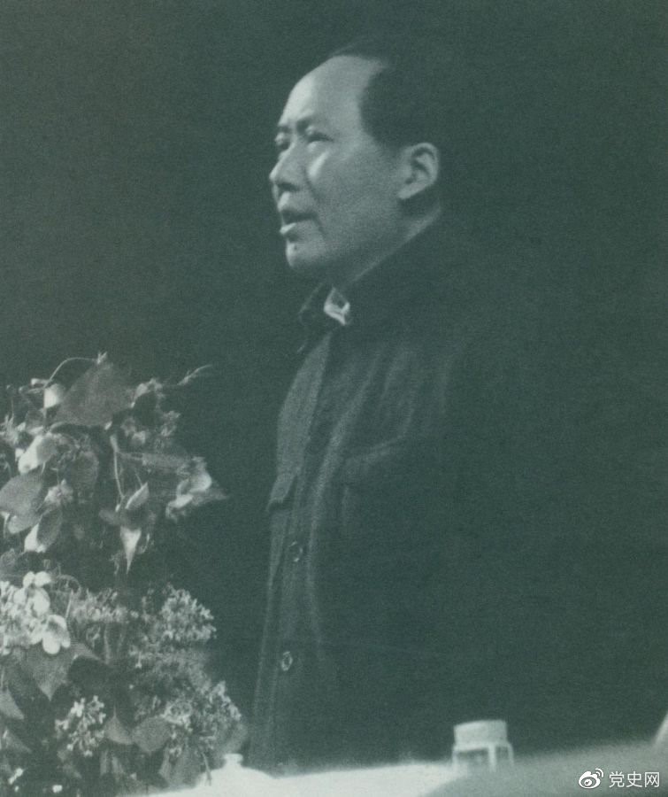 1945年6月11日，毛澤東在中國共產(chǎn)黨第七次全國代表大會上致閉幕詞。