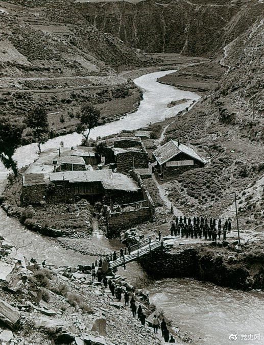 　　1935年6月12日，中央紅軍先頭部隊在夾金山北麓四川懋功達維鎮(zhèn)同紅四方面軍先頭部隊勝利會師。圖為當年的會師橋。