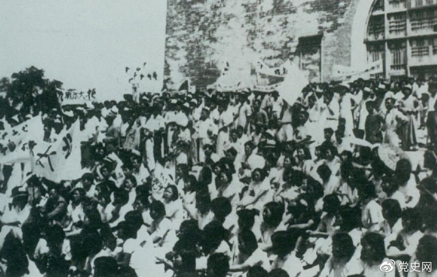 1936年6月13日，北平學(xué)生與市民在鼓樓前舉行聲勢(shì)浩大的抗日集會(huì)。