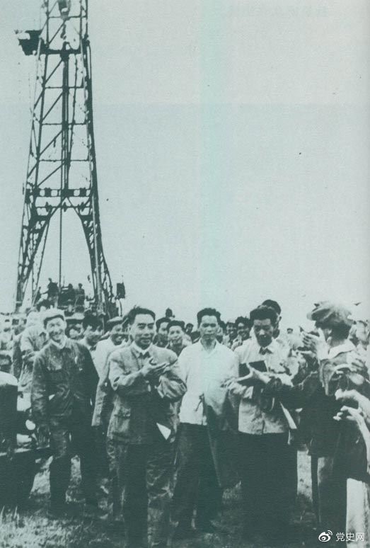 1962年6月，周恩來到大慶視察，這是在1202鉆井隊現(xiàn)場參觀。 