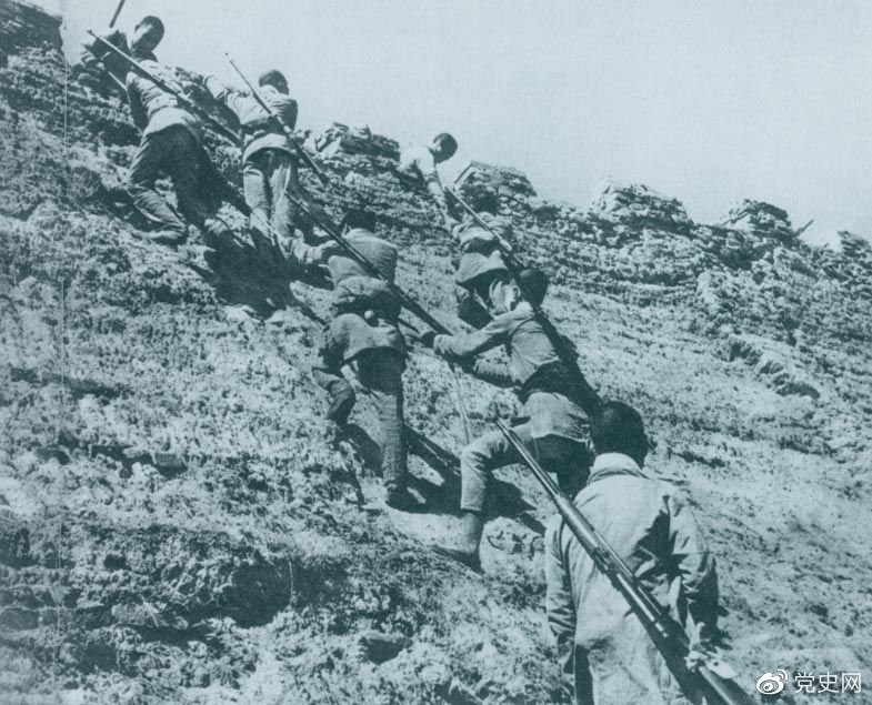 1945年6月25日，八路軍冀中部隊(duì)攻克河北獻(xiàn)縣。圖為部隊(duì)奮勇攀登城墻。