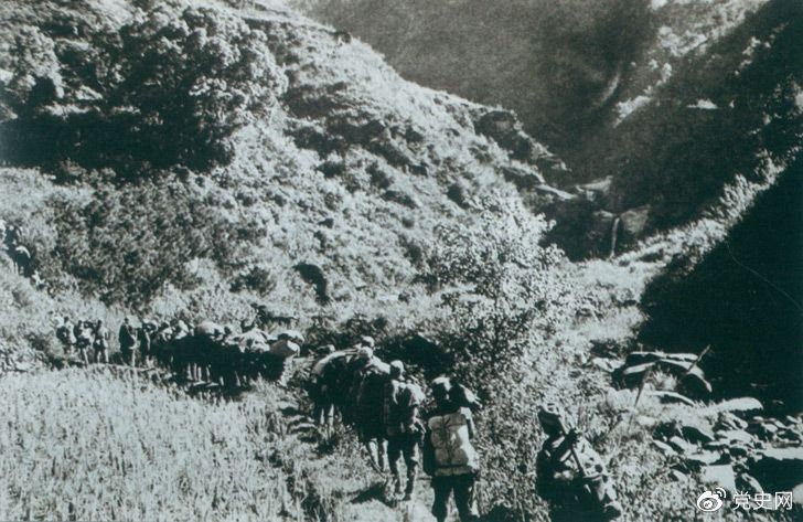 　　1947年6月，劉鄧大軍強(qiáng)渡黃河天險(xiǎn)，千里躍進(jìn)大別山，揭開了中國(guó)人民解放軍戰(zhàn)略進(jìn)攻的序幕。