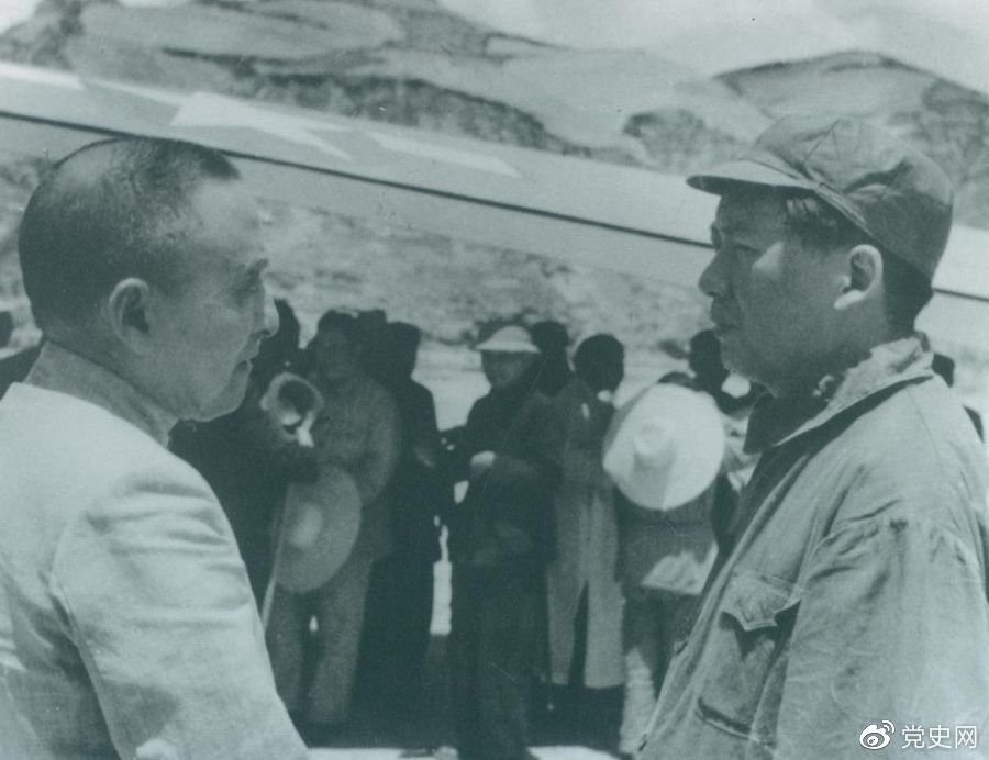 1945年7月1日，毛澤東歡迎黃炎培等民主人士來延安參觀。