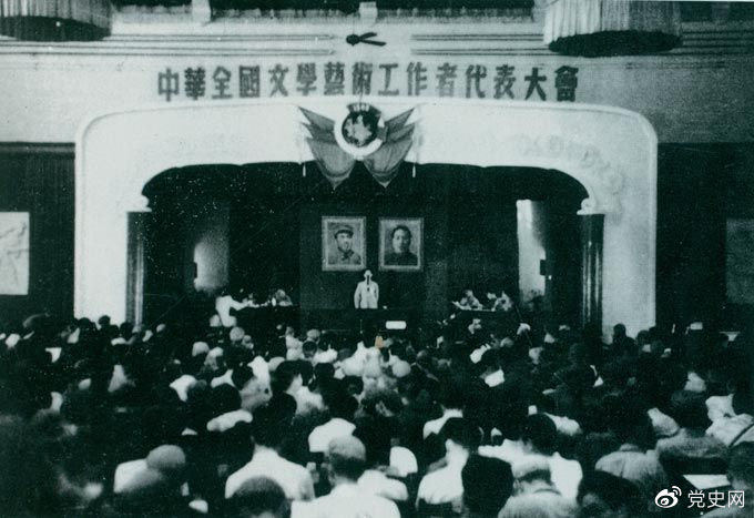 1949年7月2日至19日，第一次中華全國文學(xué)藝術(shù)工作者代表大會在北平召開。圖為大會會場。