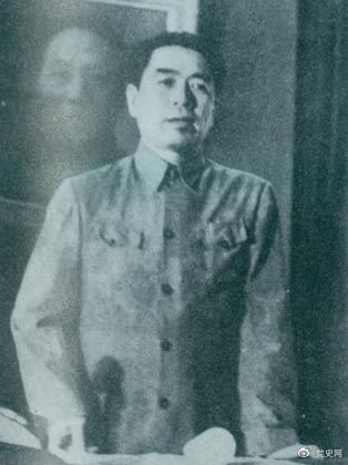 1949年7月6日，周恩來出席中華全國文學(xué)藝術(shù)工作者代表大會(huì)。圖為周恩來在會(huì)上作政治報(bào)告。