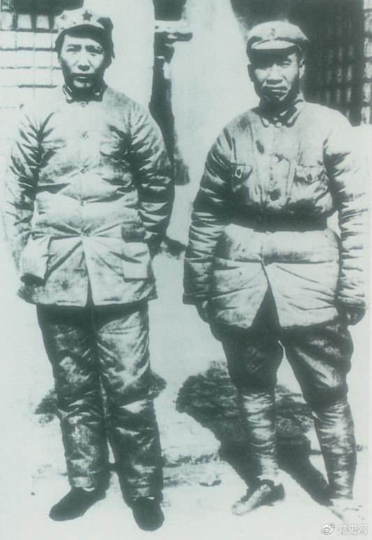 　　1937年7月7日，盧溝橋事變爆發(fā)。8日，中共中央通電全國(guó)，號(hào)召結(jié)成民族統(tǒng)一戰(zhàn)線(xiàn)抵抗日本侵略者。圖為1936年冬毛澤東和朱德在陜北。