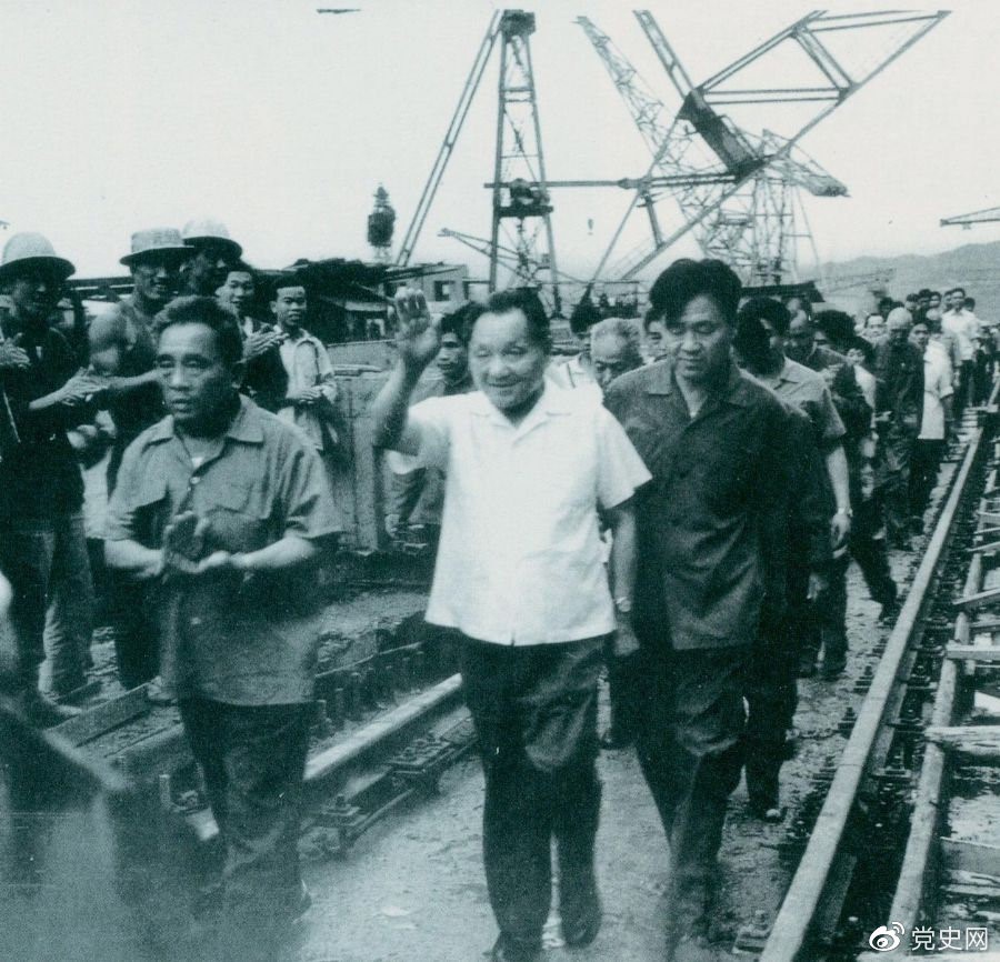 1980年7月12日，鄧小平到葛洲壩水利樞紐工程視察。
