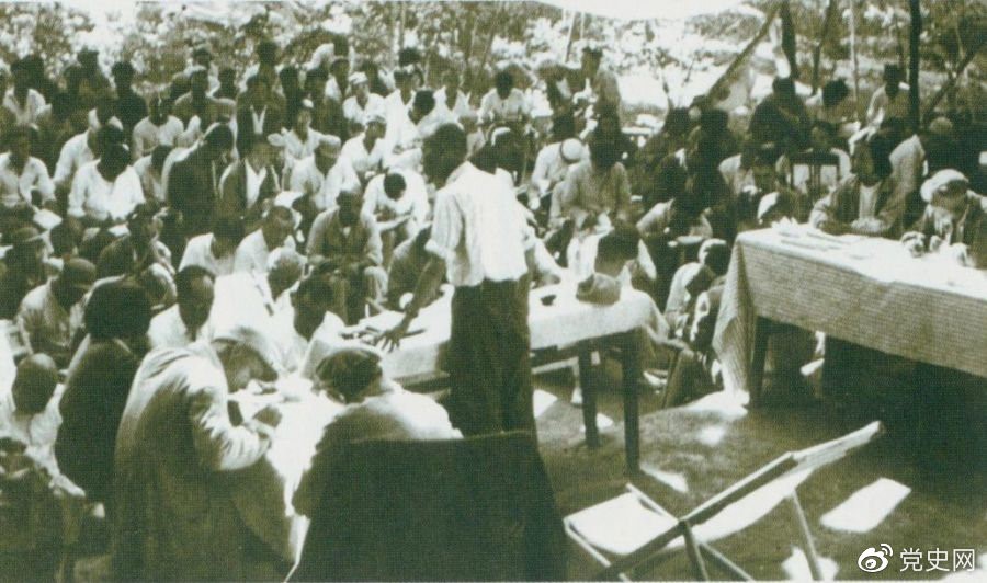 1947年7月17日至9月13日，全國(guó)土地會(huì)議在河北西柏坡召開(kāi)。劉少奇主持會(huì)議并在會(huì)上作報(bào)告。