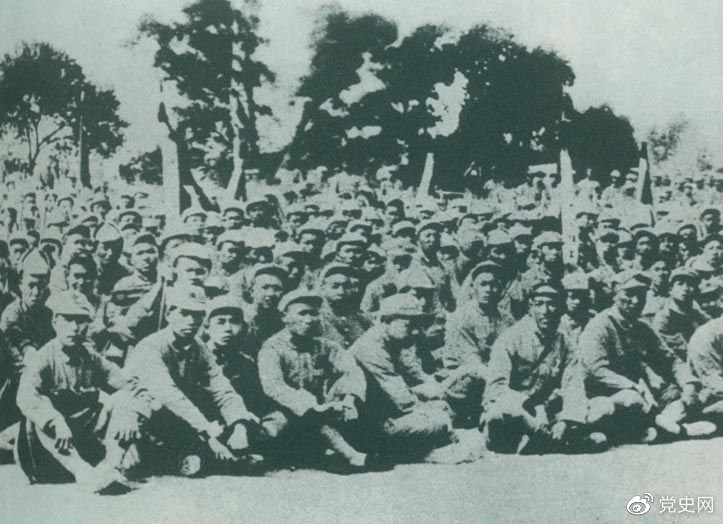 盧溝橋事變后的第11天，1937年7月18日，延安召開(kāi)群眾大會(huì)，毛澤東發(fā)表演說(shuō)。據(jù)當(dāng)時(shí)報(bào)載：“演詞激昂，聽(tīng)眾均摩拳擦掌，熱血沸騰，愿赴抗日戰(zhàn)場(chǎng)，與日寇決一死戰(zhàn)。”