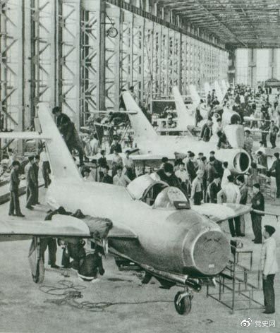 1956年7月19日，國(guó)產(chǎn)第一架噴氣式戰(zhàn)斗機(jī)在沈陽(yáng)首次試飛成功，標(biāo)志著中國(guó)具備了獨(dú)立研制空軍武器裝備的能力。圖為國(guó)產(chǎn)第一批噴氣式飛機(jī)即將出廠。