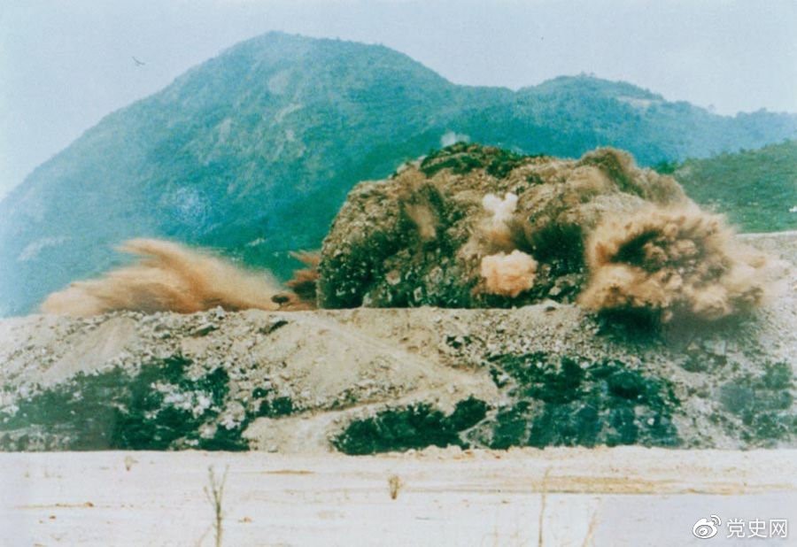 1979年7月20日，深圳蛇口工業(yè)區(qū)的建設(shè)者點燃開山炮時的場面。