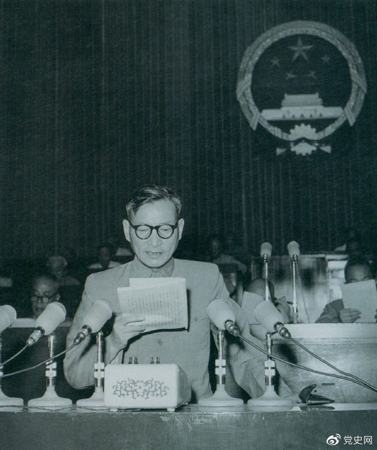 1955年7月，陳云在一屆全國人大二次會議上作堅持和改進糧食統(tǒng)購統(tǒng)銷工作的報告。