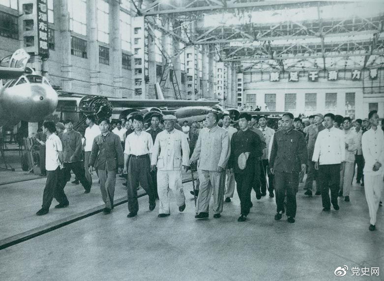 1964年7月31日，朱德視察哈爾濱飛機制造廠。
