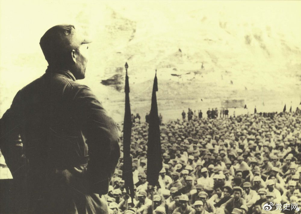 1937年8月后，朱德任中共中央軍委副主席、中央軍委華北軍分會書記、國民革命軍第八路軍總指揮（后為第十八集團軍總司令），指揮八路軍開赴華北抗日前線。圖為朱德對即將開赴前線的八路軍將士講話。