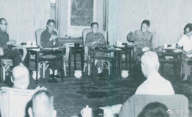 1977年8月4日—8日，鄧小平主持召開(kāi)科學(xué)和教育工作座談會(huì)。