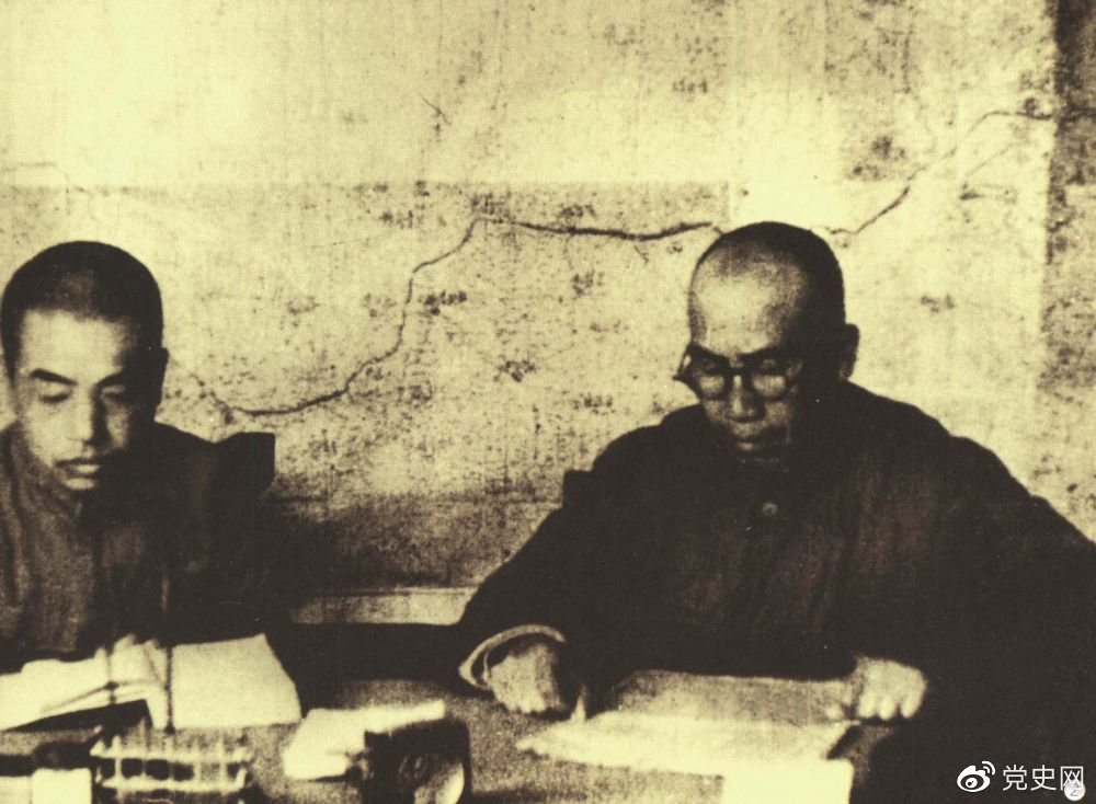 1945年8月，彭德懷任中央軍委副主席兼總參謀長，協(xié)助毛澤東、朱德指揮對日軍的大反攻。圖為朱德和彭德懷在延安。