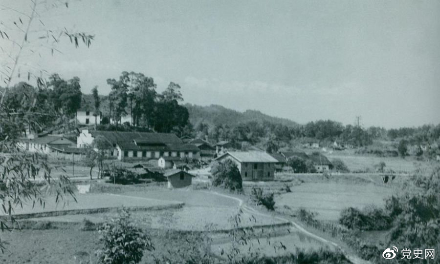 1934年8月，任弼時等率紅六軍團9700余人，從橫石和新江口出發(fā)，開始西征。圖為江西遂川縣橫石。