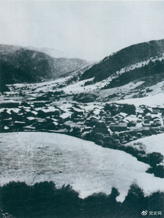 1935年8月20日，中共中央政治局在毛兒蓋召開會議，作出了《關(guān)于目前戰(zhàn)略方針之補充決定》，再次重申兩河口會議關(guān)于北上的戰(zhàn)略方針。圖為毛兒蓋。