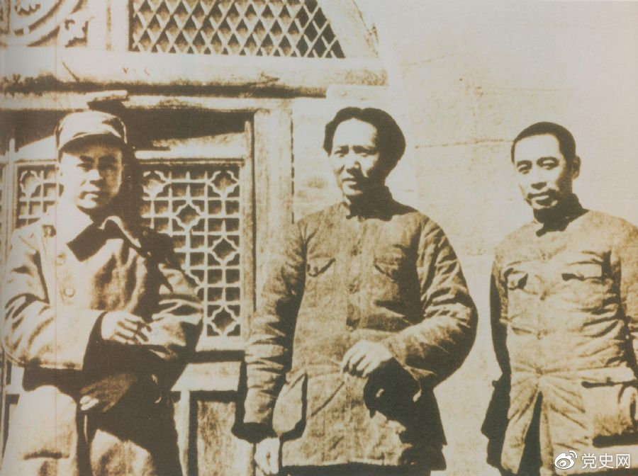 洛川會議上組成了新的中共中央革命軍事委員會，毛澤東為書記（亦稱主席）。這是毛澤東、周恩來和任弼時的合影。