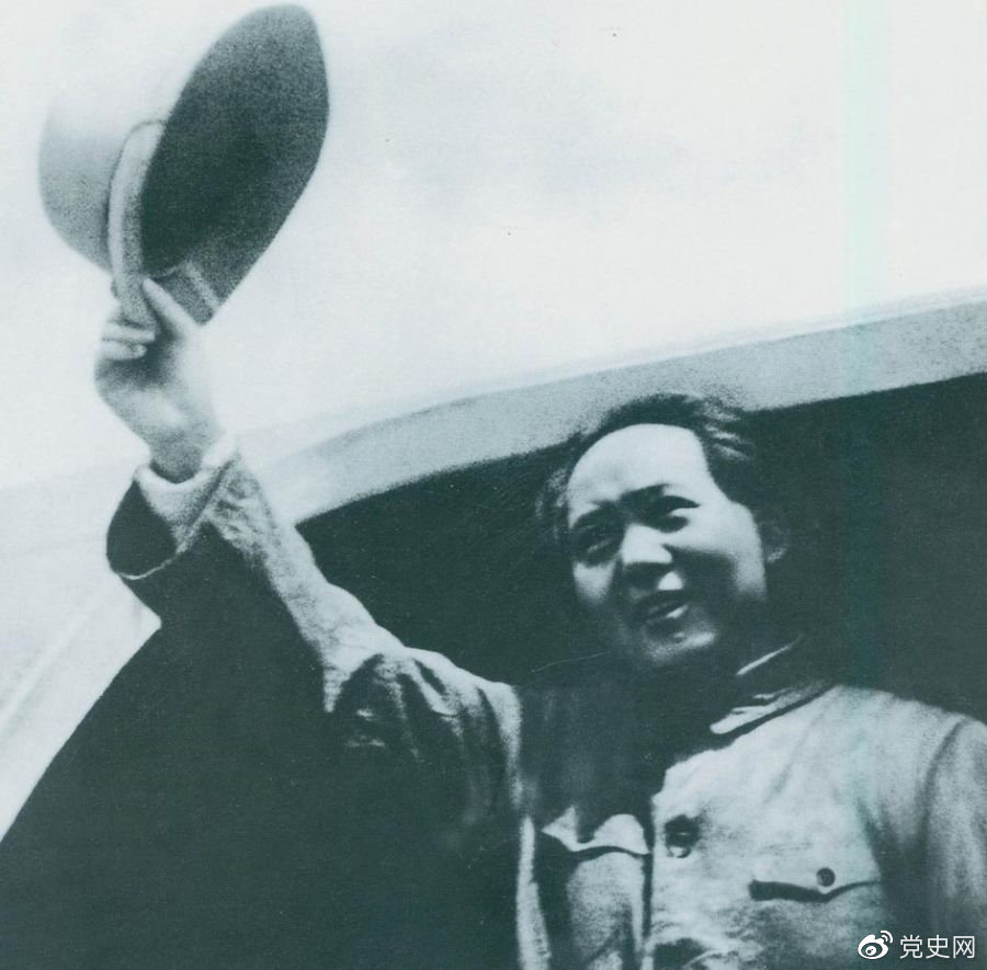 1945年8月28日，毛澤東飛赴重慶時，向前來歡送的延安軍民揮手告別。