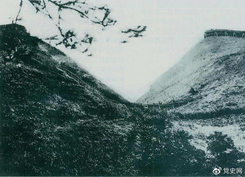 井岡山黃洋界哨口。1928年8月30日，紅軍以不足一個(gè)營(yíng)的兵力，在這里擊退湘贛敵軍的進(jìn)攻，取得黃洋界保衛(wèi)戰(zhàn)的勝利。至11月，紅軍又打破了兩省敵軍對(duì)井岡山根據(jù)地的第二次“會(huì)剿”。