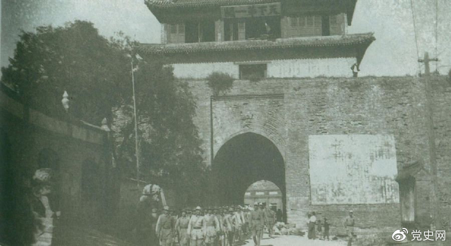 1945年8月下旬，八路軍解放山海關(guān)。