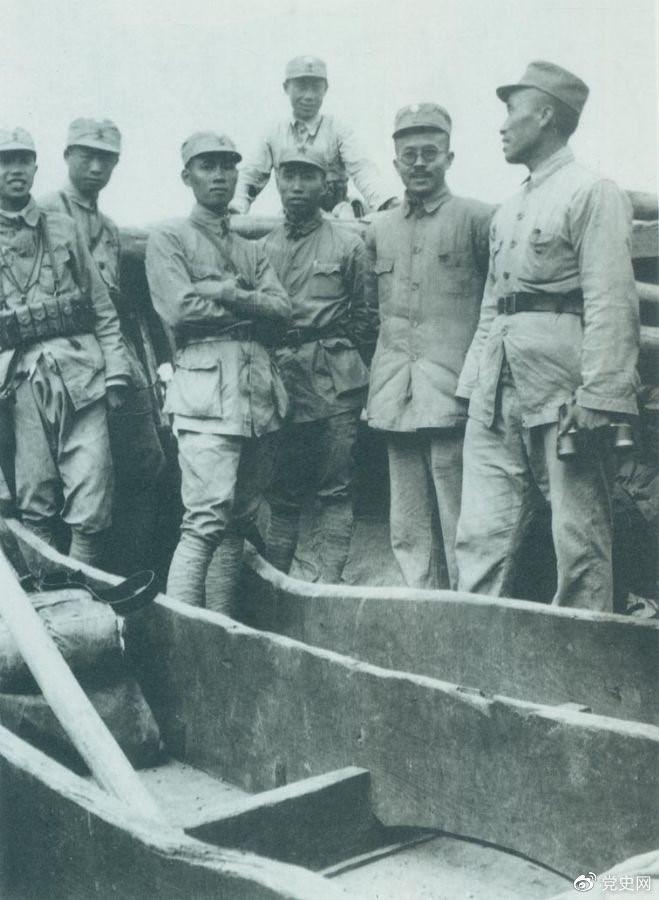 1937年9月，八路軍部分領(lǐng)導(dǎo)人率部東渡黃河，開赴抗日前線。圖為渡船上的八路軍領(lǐng)導(dǎo)人，前排右起：朱德、任弼時(shí)、左權(quán)。
